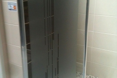 Cabine de douche avec film translucide sablé